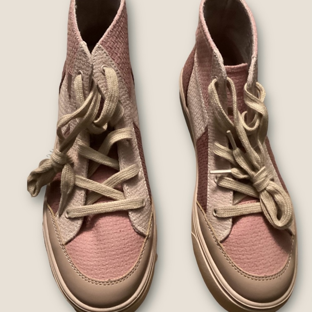 Rocket Dog Flair Pink Patchwork Platform Sneaker new never worn.‎ NWOT